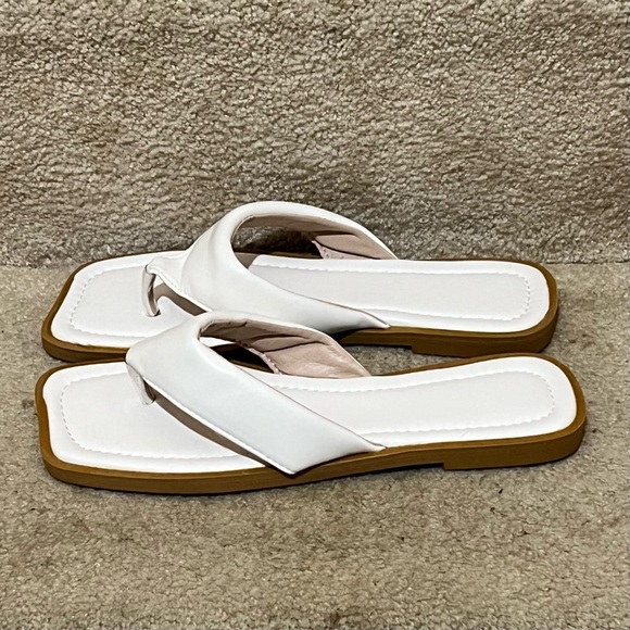Micas Thong Sandals White Size 8 NWT - Picture 5 of 9